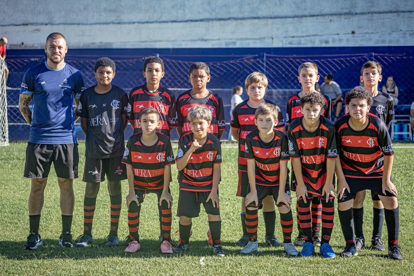 Equipe da Escola Flamengo Blumenau reunida em quadra, representando a metodologia oficial