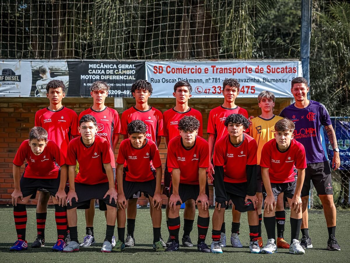 Turma de 14 a 16 anos da Escola Flamengo Blumenau em treino