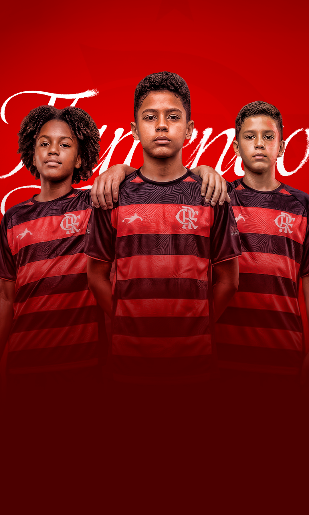 Atleta mirim da Escola Flamengo Blumenau em campo, uniformizado com as cores rubro-negras